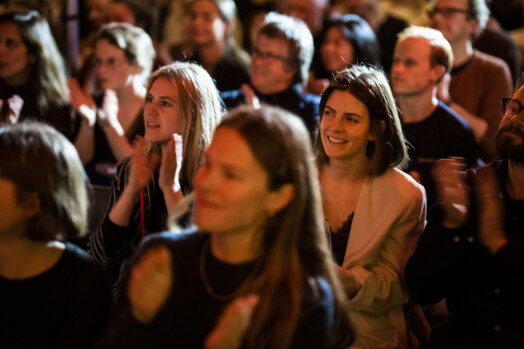 Publikum applauderer når Tomm Kristiansen forteller om stjerneperkusjonistens bakgrunn. Publikum applauderer når Tomm Kristiansen forteller om stjerneperkusjonistens bakgrunn.