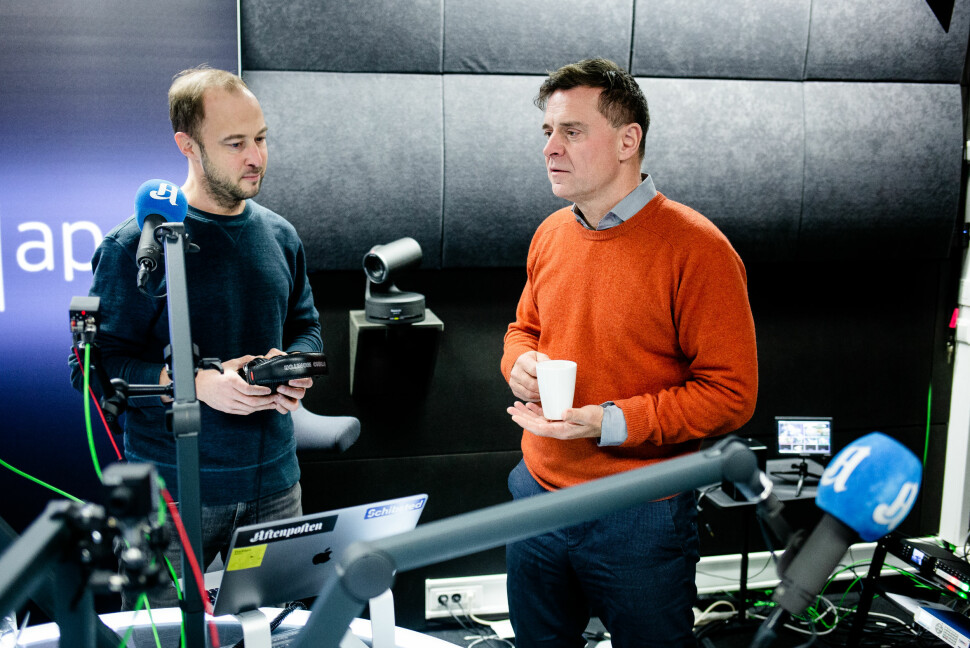 Forklart-programleder Andreas Bakke Foss og sjefredaktør Espen Egil Hansen i samtale om egen podkast idet Journalisten stikker innom.