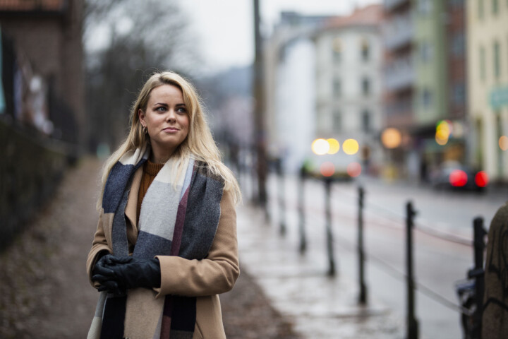 Cecilie Fjellhøy har gjort seg en mengde erfaringer med norske og utenlandske medier det siste året. Ikke alle like gode. Foto: Kristine Lindebø