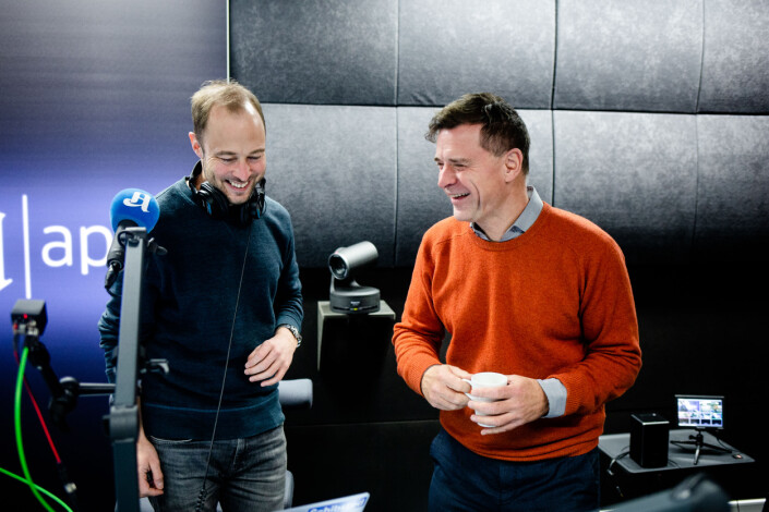 Programleder Andreas Bakke Foss og sjefredaktør Espen Egil Hansen diskuterer suksessen til Aftenpostens podkast Forklart. Programleder Andreas Bakke Foss og sjefredaktør Espen Egil Hansen diskuterer suksessen til Aftenpostens podkast Forklart.