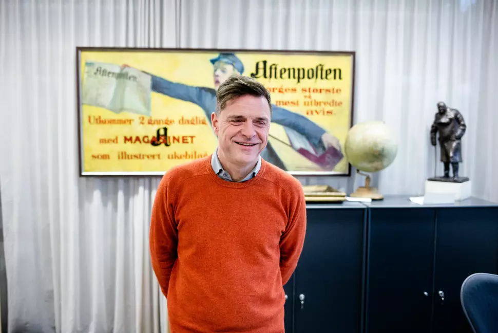 Espen Egil Hansen inne på redaktørens møterom i Aftenposten. Nå forlater han Schibsted.