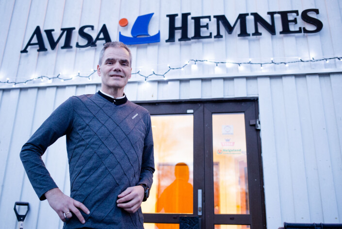 Redaktør Knut Martinsen utenfor avislokalet i Korgen, som er et tettsted i Hemnes kommune. Redaktør Knut Martinsen utenfor avislokalet i Korgen, som er et tettsted i Hemnes kommune.