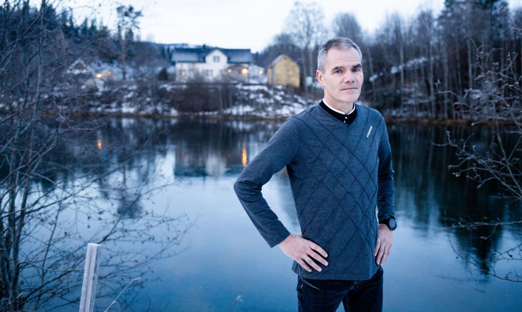 Knut Martinsen like ved elven som passerer redaksjonslokalene til Avisa Hemnes i Nordland. Knut Martinsen like ved elven som passerer redaksjonslokalene til Avisa Hemnes i Nordland.