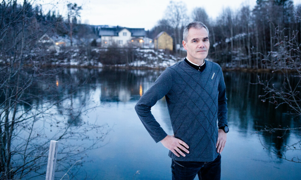 Knut Martinsen like ved elven som passerer redaksjonslokalene til Avisa Hemnes i Nordland.