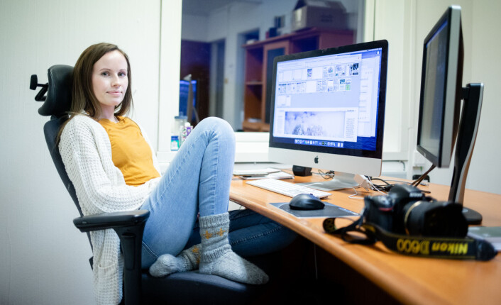 Ellen Rabliås i sin dagligdagse posisjon på Avisa Hemnes' kontor. Ellen Rabliås i sin dagligdagse posisjon på Avisa Hemnes' kontor.