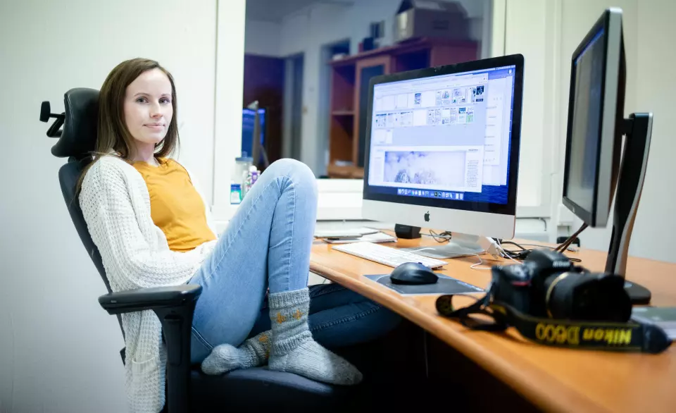 Ellen Rabliås i sin dagligdagse posisjon på Avisa Hemnes' kontor.