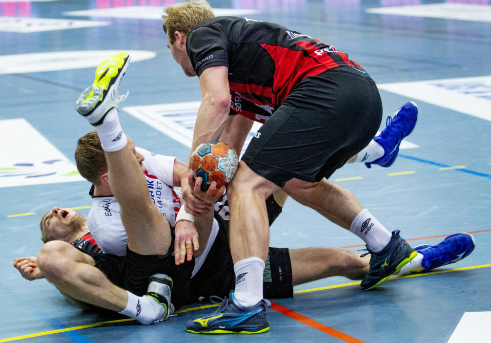 Det gikk hardt for seg mellom Elverum og ØIF Arendal i håndballsluttspillet for menn. Josip Vidovic ødela ankelen i dette sammenstøtet. Foto: Geir Olsen / NTB scanpix