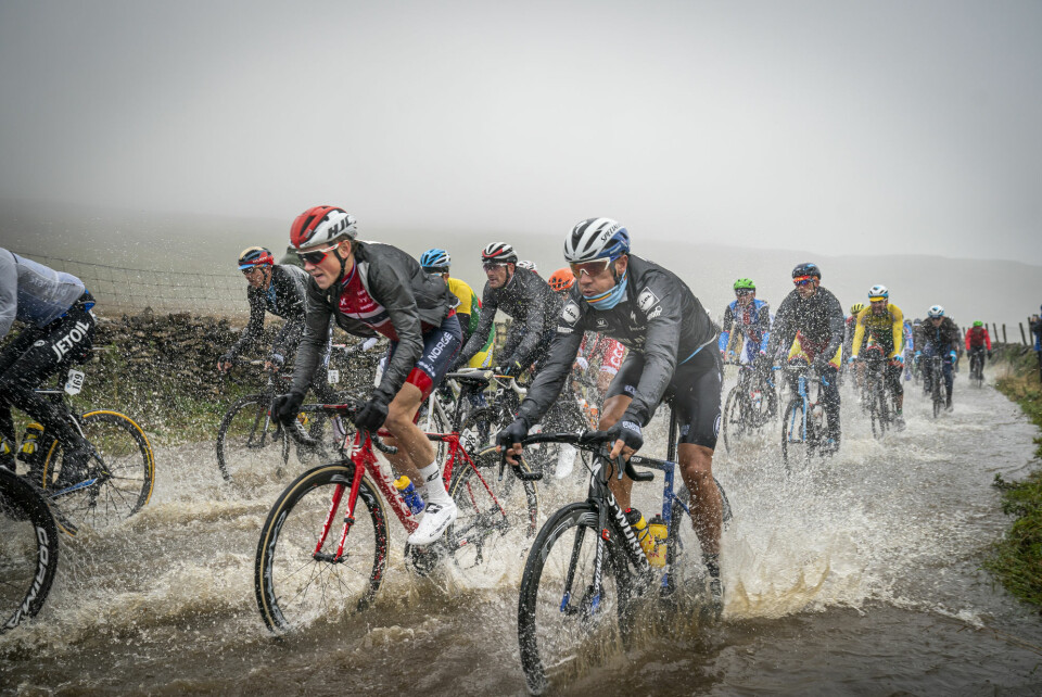 Voldsomme nedbørmengder skapte kaotiske forhold under deler av landeveisrittet i sykkel-VM i Yorkshire. Foto: Heiko Junge / NTB scanpix