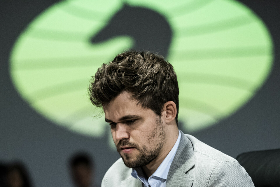 Magnus Carlsen i dyp konsentrasjon under et parti i VM i fischersjakk. Han tapte overraskende finalen mot Wesley So. Foto: Berit Roald / NTB scanpix