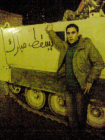 «Ned med Mubarak» står det ved siden av Hossam. «Ned med Mubarak» står det ved siden av Hossam.