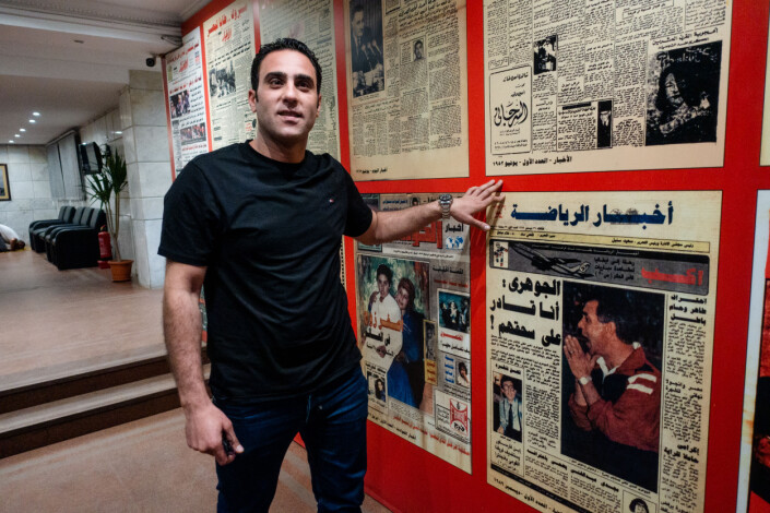 Hossam Abd Al Alem viser frem avisforsider.