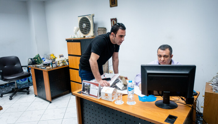 De er fire som deler kontoret, her er Hossam med kollegaen Alaa Hegab De er fire som deler kontoret, her er Hossam med kollegaen Alaa Hegab