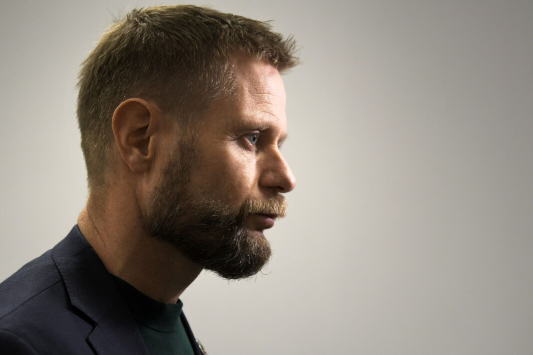 LO Media-journalist Torgny Hasås mener helseminister Bent Høie bryter loven. Det avviser departementet han styrer. LO Media-journalist Torgny Hasås mener helseminister Bent Høie bryter loven. Det avviser departementet han styrer.