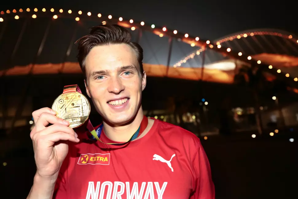Karsten Warholm med sin gullmedalje fra VM i Doha. Han bidro til å gi NRK det beste TV-resultatet i fjor.