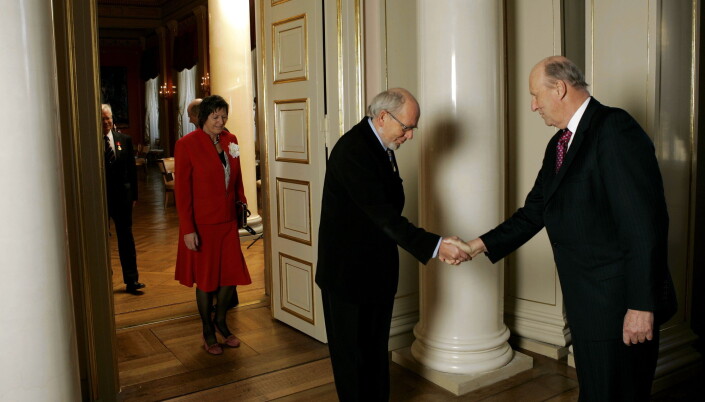 Her hilser Thore Bjarne Bore og hans kone Marie Rein Bore på kong Harald. Bildet er tatt i 2006 i forbindelse med at han fikk Kongens fortjenstmedalje i gull Her hilser Thore Bjarne Bore og hans kone Marie Rein Bore på kong Harald. Bildet er tatt i 2006 i forbindelse med at han fikk Kongens fortjenstmedalje i gull