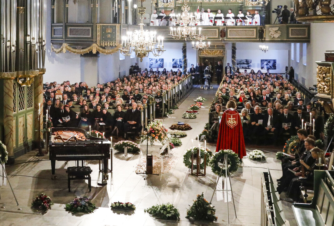 Kronprins Haakon (t.v. foran), en venn av familien ved siden av Maud Angelica Behn, Leah Isadora Behn, Prinsesse Märtha Louise, Emma Tallulah Behn, dronning Sonja, kong Harald ved båren til Ari Behn i Oslo domkirke under bisettelsen Kronprins Haakon (t.v. foran), en venn av familien ved siden av Maud Angelica Behn, Leah Isadora Behn, Prinsesse Märtha Louise, Emma Tallulah Behn, dronning Sonja, kong Harald ved båren til Ari Behn i Oslo domkirke under bisettelsen