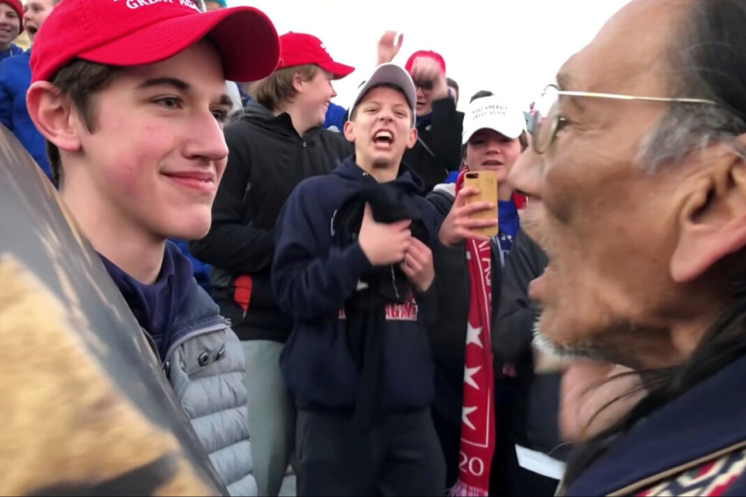 En video av tenåringen Nick Sandmann og urfolksaktivisten Nathan Phillips gikk i fjor viralt. En video av tenåringen Nick Sandmann og urfolksaktivisten Nathan Phillips gikk i fjor viralt.