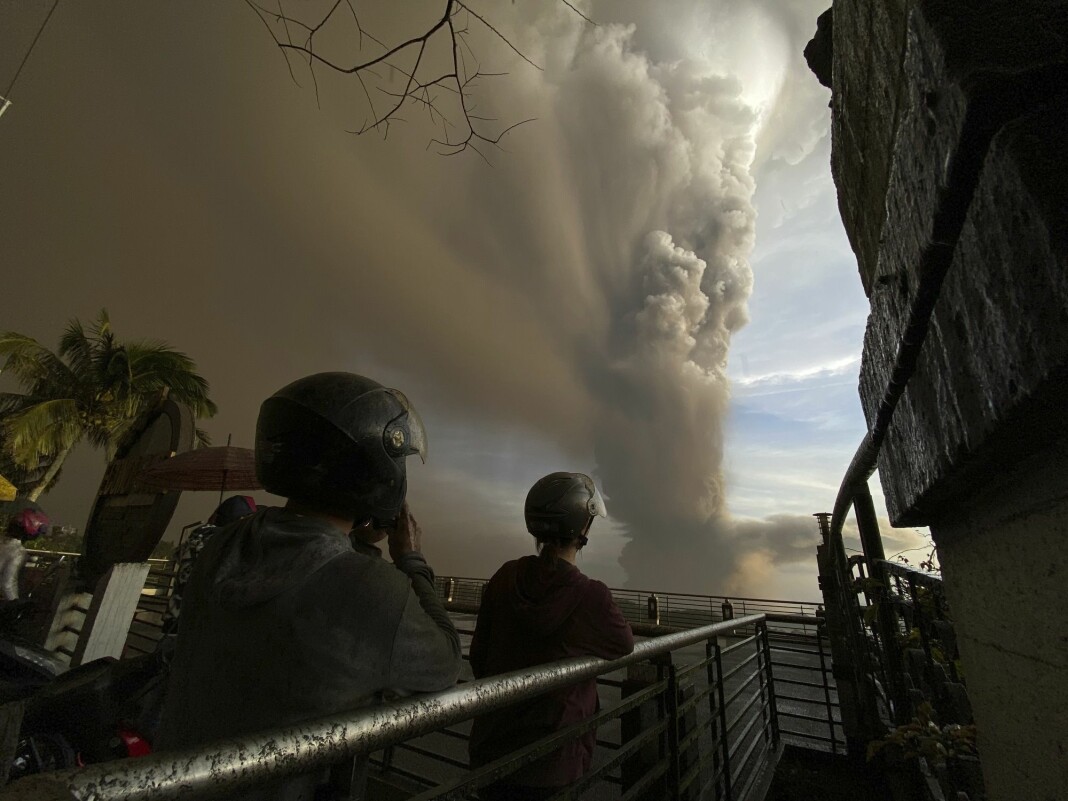 En stor askesky stiger opp fra Taal-vulkanen sør for Filippinenes hovedstad Manila.