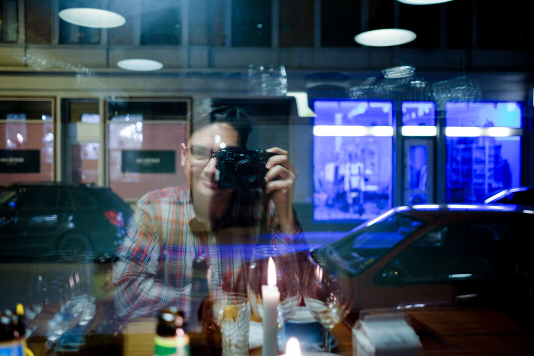 Frilansfotograf Joakim S. Enger, her et selvportrett i et restaurantvindu i Aarhus i Danmark. Frilansfotograf Joakim S. Enger, her et selvportrett i et restaurantvindu i Aarhus i Danmark.