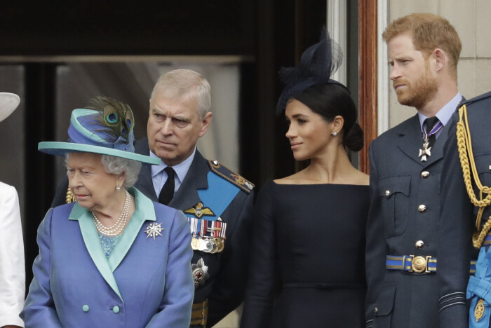 Prins Harry og Meghan fotografert sammen med dronning Elizabeth og prins Andrew, Harrys onkel, i juli 2018. Prins Harry og Meghan fotografert sammen med dronning Elizabeth og prins Andrew, Harrys onkel, i juli 2018.