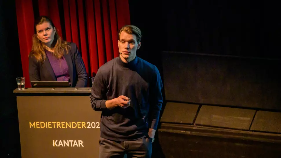 Bente Kalsnes og Tellef Solbakk Raabe foreleste om problemer med medieutviklingen på Kantar-konferanse.