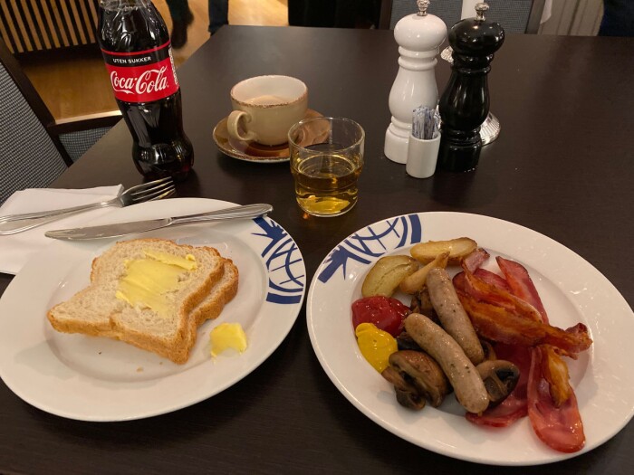 Frokosten på hotellet i Honningsvåg reddet morgenen, etter over åtte timer på reise, for en tur som skulle ta 30 minutter. Frokosten på hotellet i Honningsvåg reddet morgenen, etter over åtte timer på reise, for en tur som skulle ta 30 minutter.