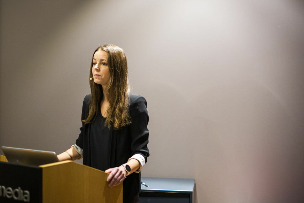 MBLs markedsanalytiker Bente Håvimb presenterte resultatet av undersøkelsen om seksuell trakassering i mediebedriftene.