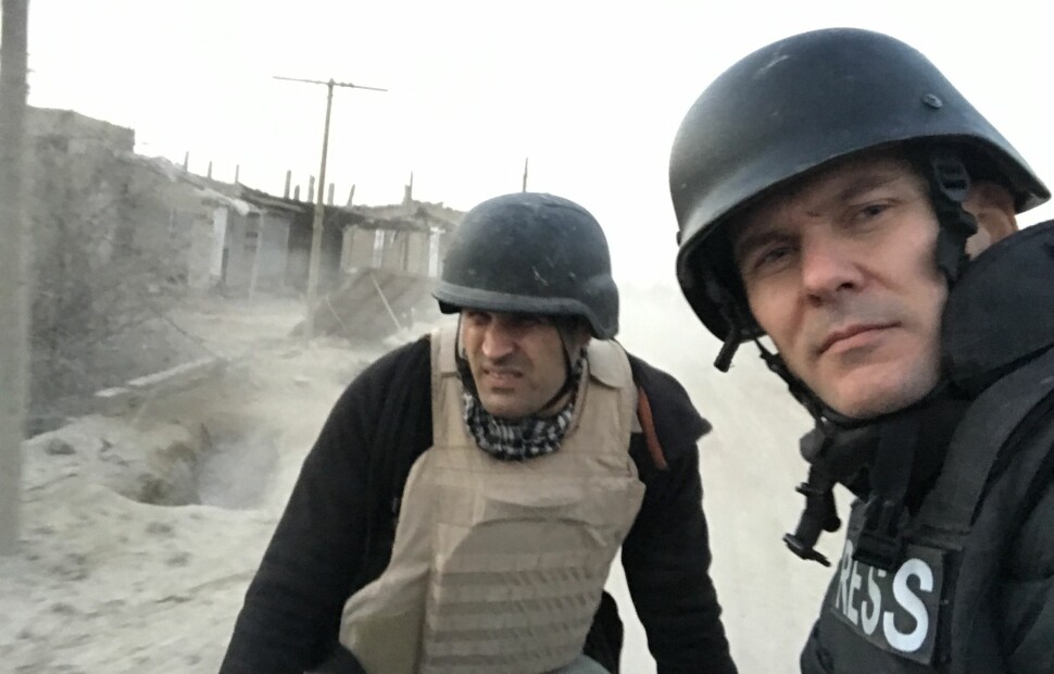 Afshin Ismaeli og Tor Arne Andreassen besøker fronten under kampene mot IS i Syria, januar 2019. Nå er de også nominert til Den store journalistprisen.