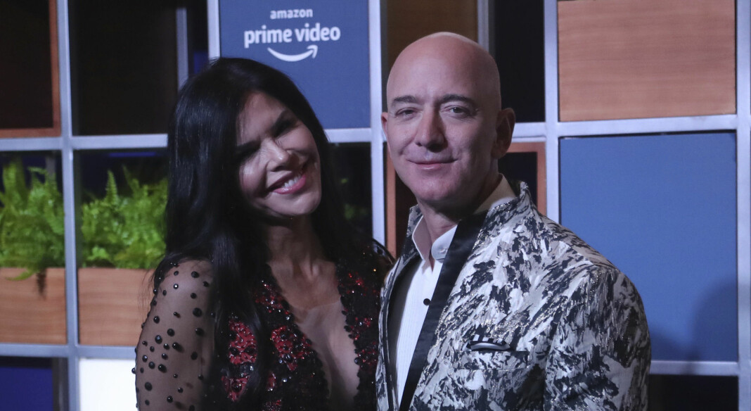Amazon-sjef Jeff Bezos, med Lauren Sánches under et arrangement i Mumbai i India 16. januar. Arkivfoto: Rafiq Maqbool / AP / NTB scanpix