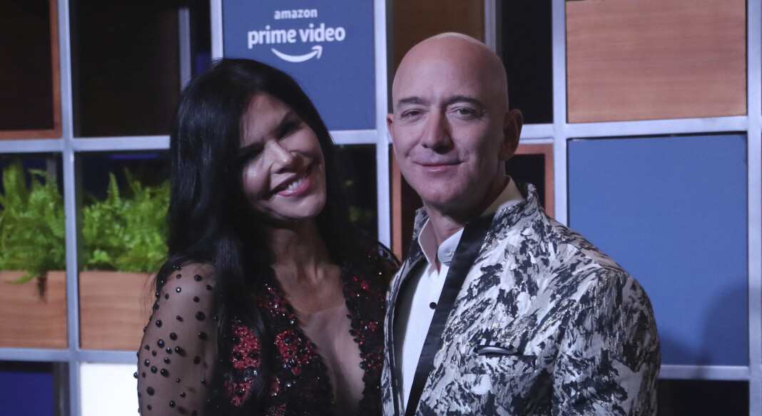 Amazon-sjef Jeff Bezos, med Lauren Sánches under et arrangement i Mumbai i India 16. januar. Arkivfoto: Rafiq Maqbool / AP / NTB scanpix Amazon-sjef Jeff Bezos, med Lauren Sánches under et arrangement i Mumbai i India 16. januar. Arkivfoto: Rafiq Maqbool / AP / NTB scanpix