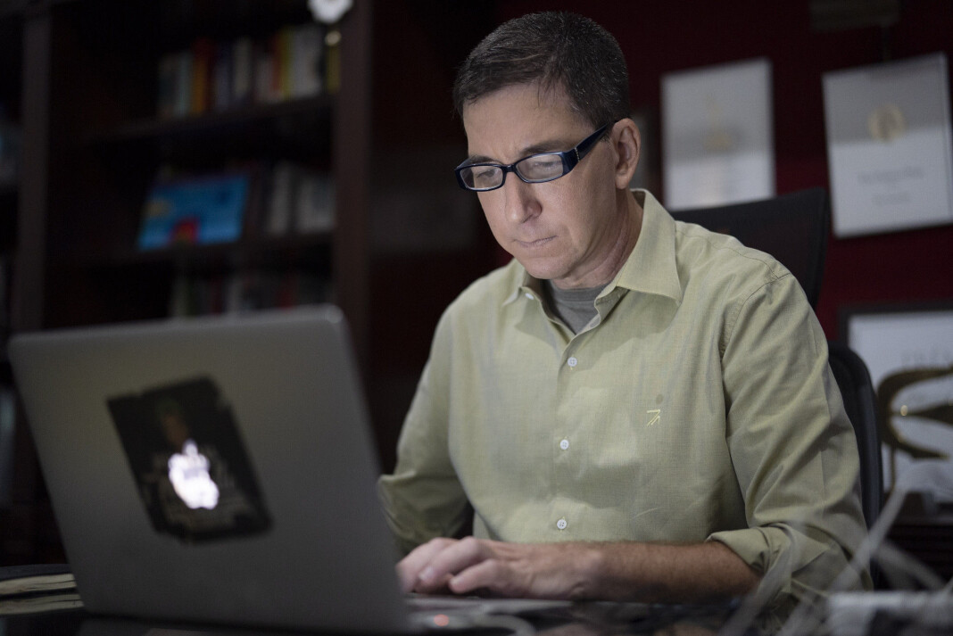 Gravejournalisten Glenn Greenwald siktes etter å ha publisert krypterte meldinger i en korrupsjonssak. Gravejournalisten Glenn Greenwald siktes etter å ha publisert krypterte meldinger i en korrupsjonssak.