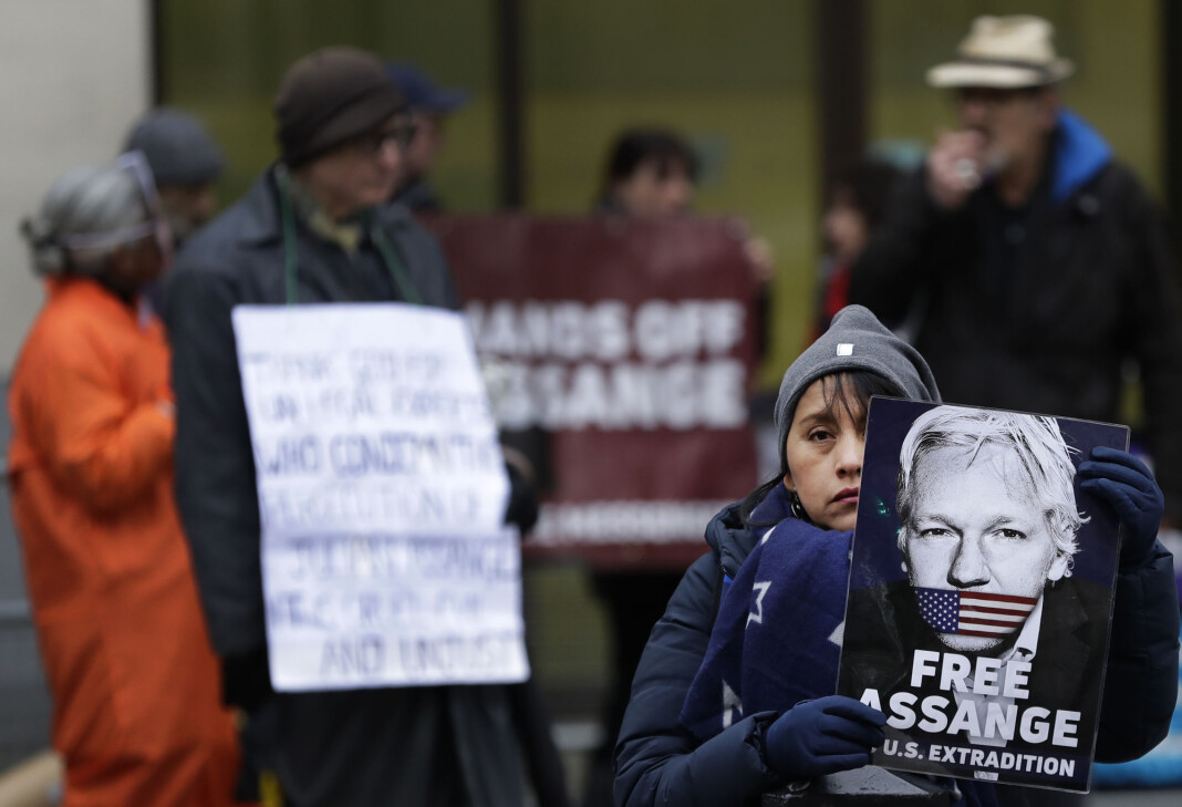 Demonstranter som støtter Wikileaks-grunnlegger Julian Assange var torsdag på plass utenfor rettsbygningen i London. Demonstranter som støtter Wikileaks-grunnlegger Julian Assange var torsdag på plass utenfor rettsbygningen i London.