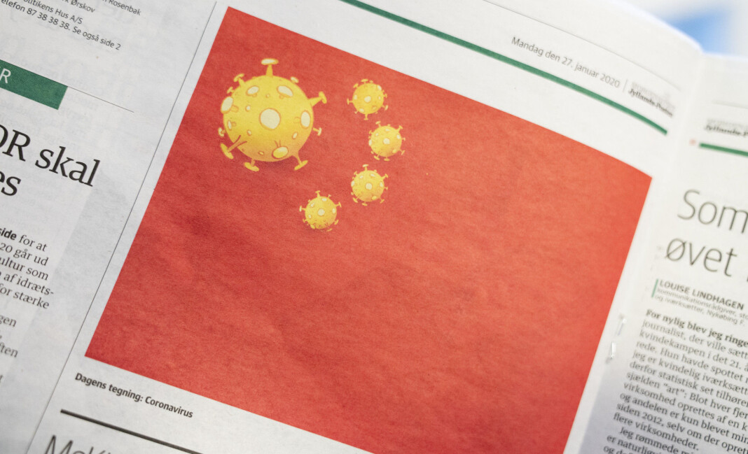 Myndighetene i Kina forlanger at den danske avisen Jyllands-Posten ber offentlig om unnskyldning for denne karikaturtegningen som kobler det kinesiske flagget og coronavirus. Myndighetene i Kina forlanger at den danske avisen Jyllands-Posten ber offentlig om unnskyldning for denne karikaturtegningen som kobler det kinesiske flagget og coronavirus.