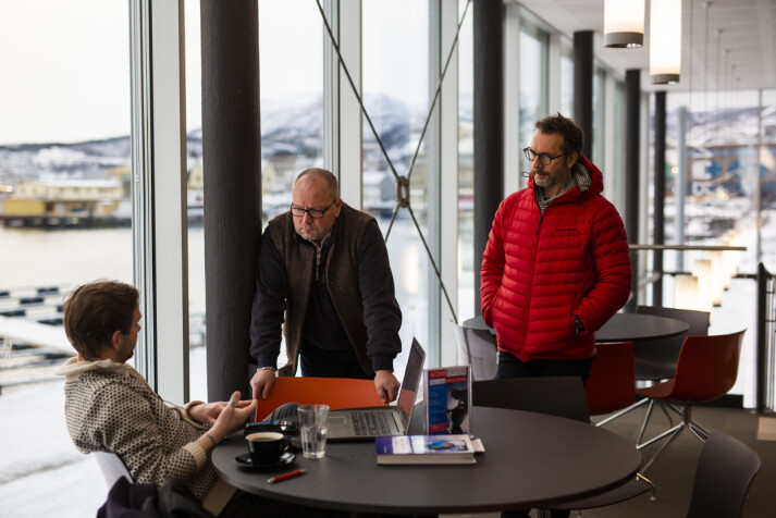 Ikke sjelden får Mehren og Mortensen ideer til saker når de kjøper kaffe eller spiser lunsj i kantina til UiT-campusen i nabobygget. Her snakker de med en masterstudent om klimaregnskap. Ikke sjelden får Mehren og Mortensen ideer til saker når de kjøper kaffe eller spiser lunsj i kantina til UiT-campusen i nabobygget. Her snakker de med en masterstudent om klimaregnskap.