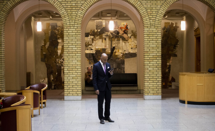 Lars Nehru Sand tilbringer mye tid på Stortinget, blant annet i vandrehallen. Lars Nehru Sand tilbringer mye tid på Stortinget, blant annet i vandrehallen.