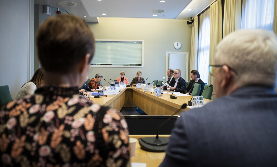 Klokka er 12:00. Høringen er i gang. Noen få minutter senere er den over. Klokka er 12:00. Høringen er i gang. Noen få minutter senere er den over.