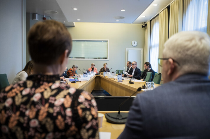 Klokka er 12:00. Høringen er i gang. Noen få minutter senere er den over. Klokka er 12:00. Høringen er i gang. Noen få minutter senere er den over.