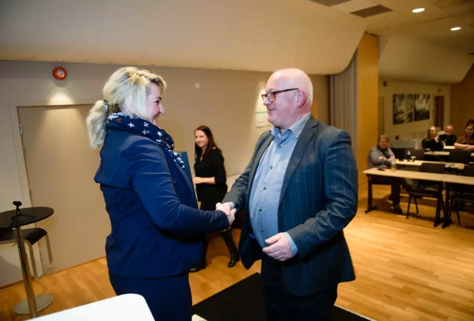 Rune Hetland mottok prisen fra styremedlem i Haugesund Journalistlag, Grethe Hopland Ravn, på Vinterkonferansen. Alle foto: Henrik Mundal Andreassen / Sunnhordland