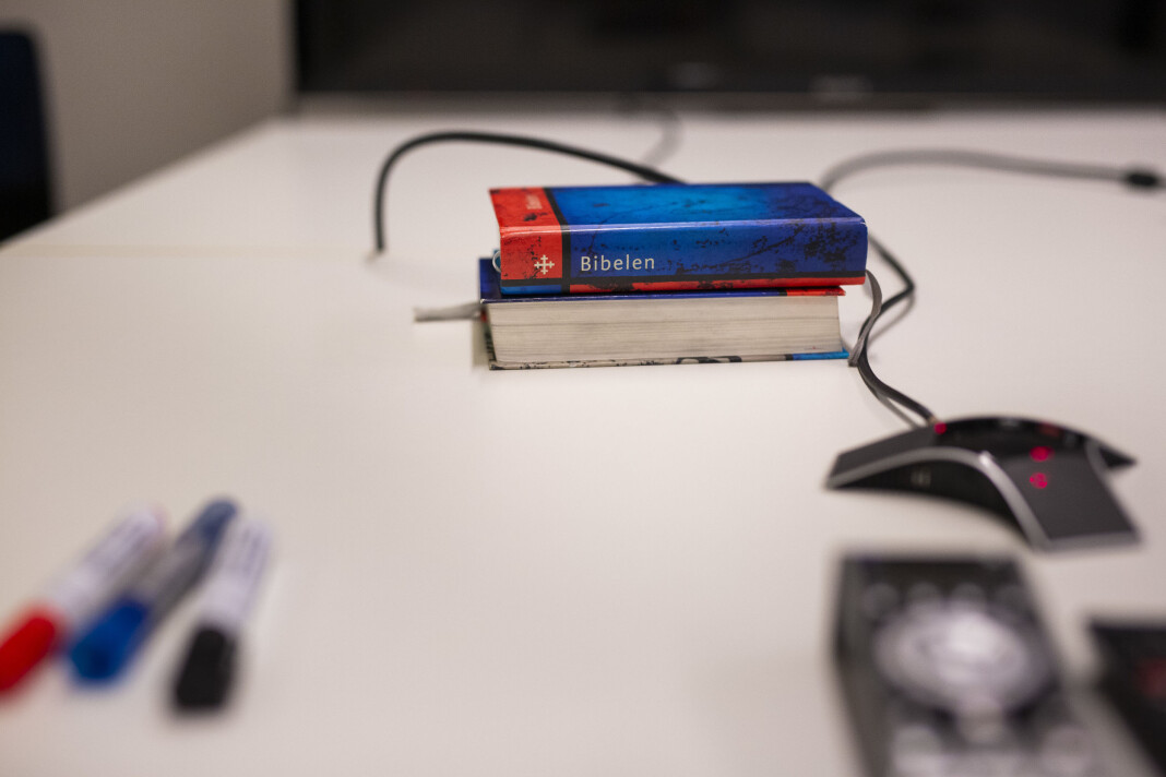 Tusj, konferansetelefon og Bibelen. Alt ligger klart på møtebordet til Dagen. Tusj, konferansetelefon og Bibelen. Alt ligger klart på møtebordet til Dagen.