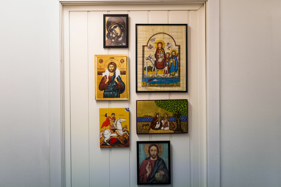 Redaktør Kari Fure har kontoret dekorert av kristne ikoner fra reiser rundt i verden.