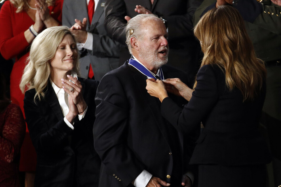 Melania Trump fikk æren av å henge presidentens medalje rundt halsen til Rush Limbaugh. Melania Trump fikk æren av å henge presidentens medalje rundt halsen til Rush Limbaugh.