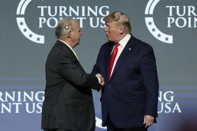Rush Limbaugh hilser på president Donald Trump. Rush Limbaugh hilser på president Donald Trump.