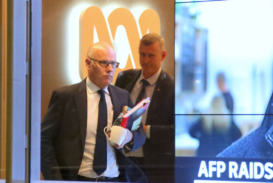 John Lyons, ansvarlig redaktør i ABC News i Australia, går ut av ABCs lokaler, fulgt av en politibetjent. John Lyons, ansvarlig redaktør i ABC News i Australia, går ut av ABCs lokaler, fulgt av en politibetjent.