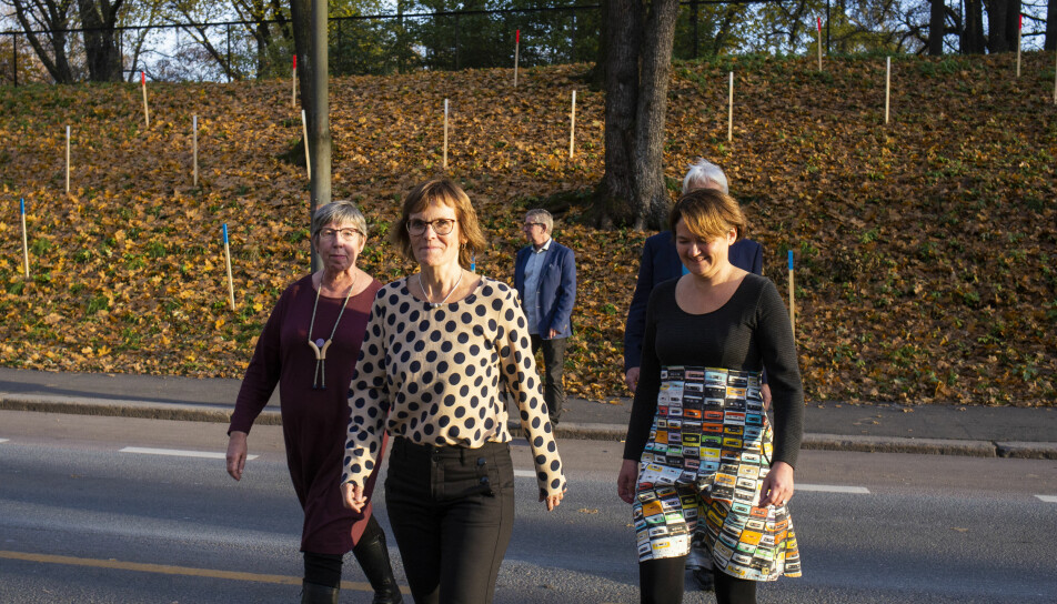Lisbeth Morlandstø (i midten) ga ut bok om lokaljournalistikk i fjor. Her sammen med medforfattere Hege Lamark (t.v) og Birgit Røe Mathisen.