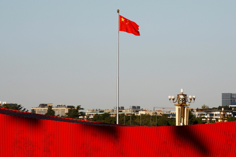 Kina utdanner 1.000 afrikanske journalister årlig. Her svaier det kinesiske flagget på Tiananmen Square i Beijing. Foto: Florence Lo / REUTERS / NTB Scanpix