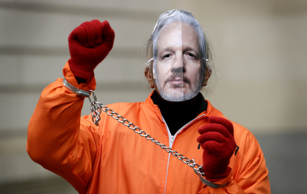 Over hundre leger anklager Storbritannia for å nekte Wikileaks-grunnlegger Julian Assange skikkelig helsehjelp. Her en demonstrant foran en rettsbygning i London i slutten av januar. Over hundre leger anklager Storbritannia for å nekte Wikileaks-grunnlegger Julian Assange skikkelig helsehjelp. Her en demonstrant foran en rettsbygning i London i slutten av januar.