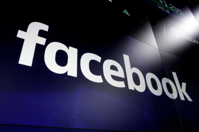 Annonse-boikotten mot Facebook fortsetter. Over 900 selskaper, inkludert Coca-Cola og Adidas, har sluttet seg til kampanjen. Annonse-boikotten mot Facebook fortsetter. Over 900 selskaper, inkludert Coca-Cola og Adidas, har sluttet seg til kampanjen.