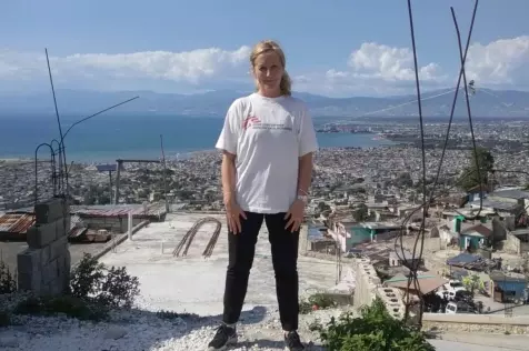 Her er hun i Haiti, på jobb for Leger Uten Grenser.