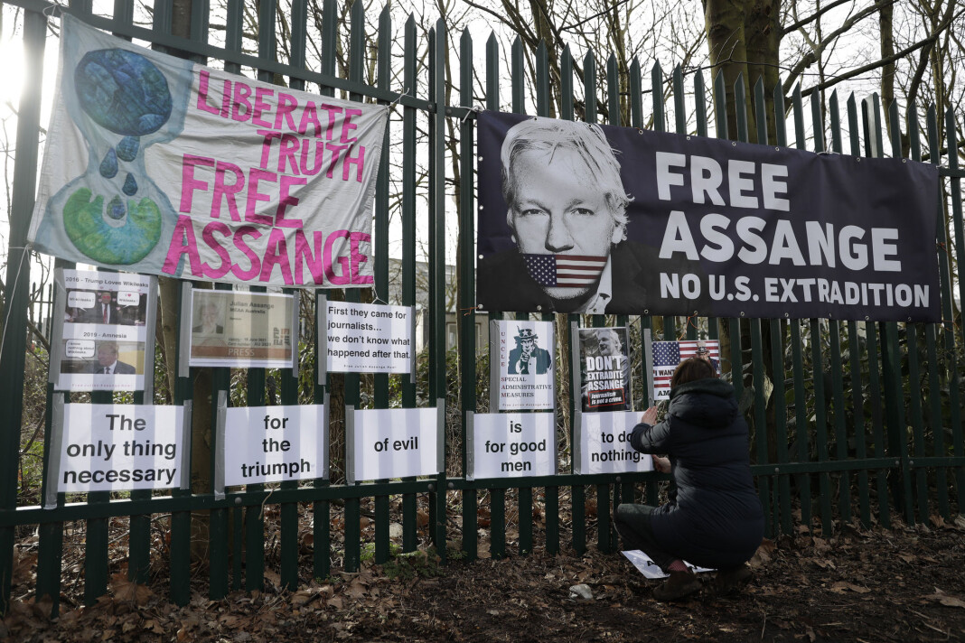 En av Julian Assanges støttespillere henger opp protestplakater mot at WikiLeaks-grunnleggeren utleveres til USA. En av Julian Assanges støttespillere henger opp protestplakater mot at WikiLeaks-grunnleggeren utleveres til USA.