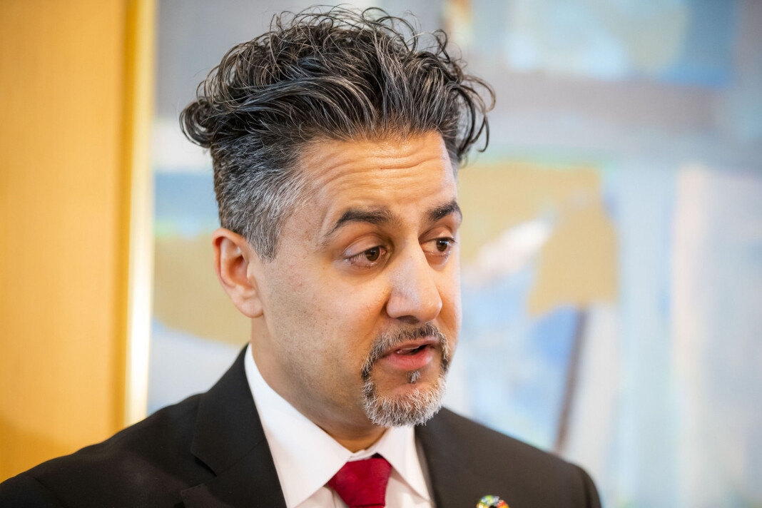 Kulturminister Abid Raja (V) vil få slutt på ulovlig pengespillreklame på norske TV-skjermer. Kulturminister Abid Raja (V) vil få slutt på ulovlig pengespillreklame på norske TV-skjermer.